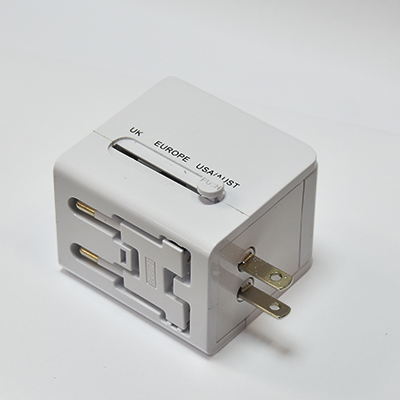 ADAPTEUR France UNIVERSAL CE & RoHS  1500W PORT USB. 100-230 V/6A  40000 BRANCHEMENTS  2100108002