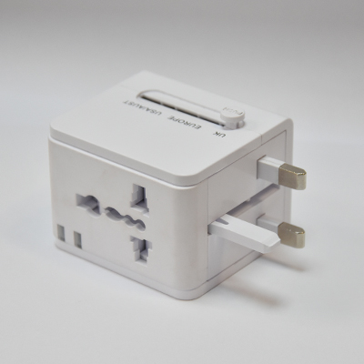 ADAPTEUR France UNIVERSAL CE & RoHS  1500W PORT USB. 100-230 V/6A  40000 BRANCHEMENTS  2100108002